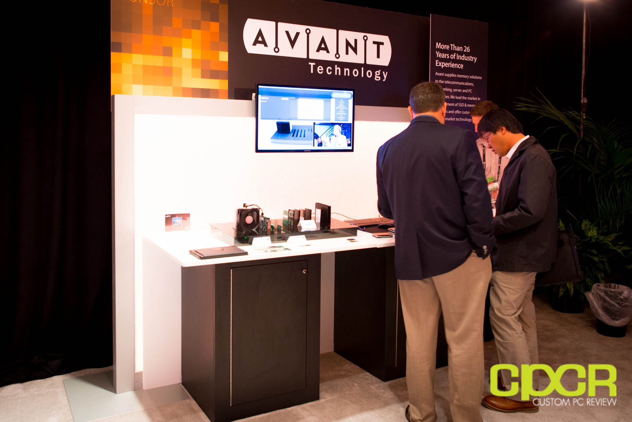 AIS 2013: Avant Displays SF3700 Powered M.2, HHHL, 5mm SATA SSDs