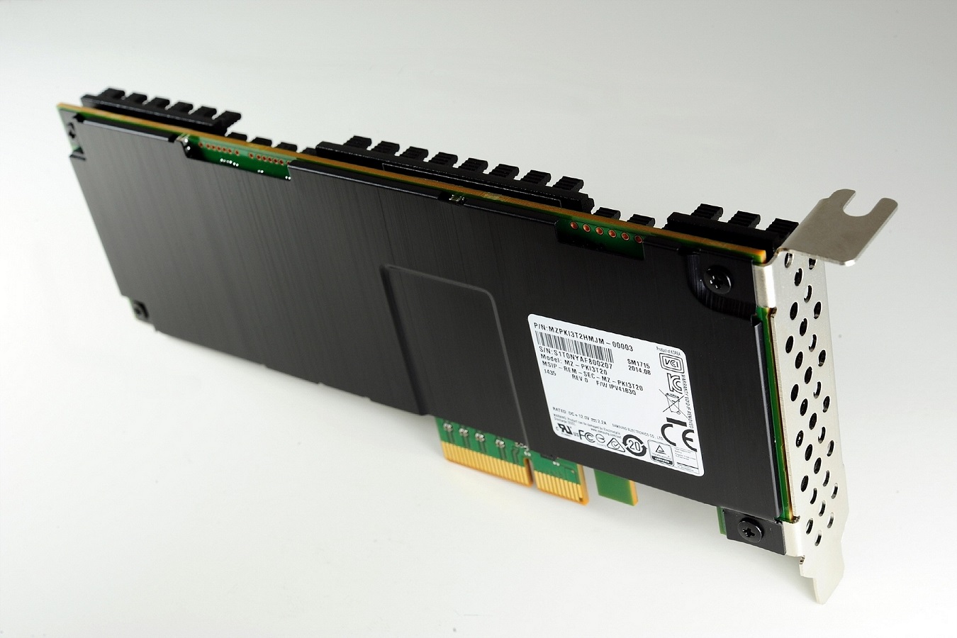 Samsung Begins Mass Production of SM1715 PCIe NVMe SSD