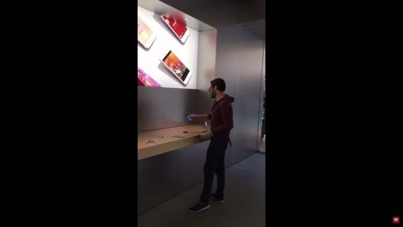 guy-smashes-iphones-macbook-french-apple-store