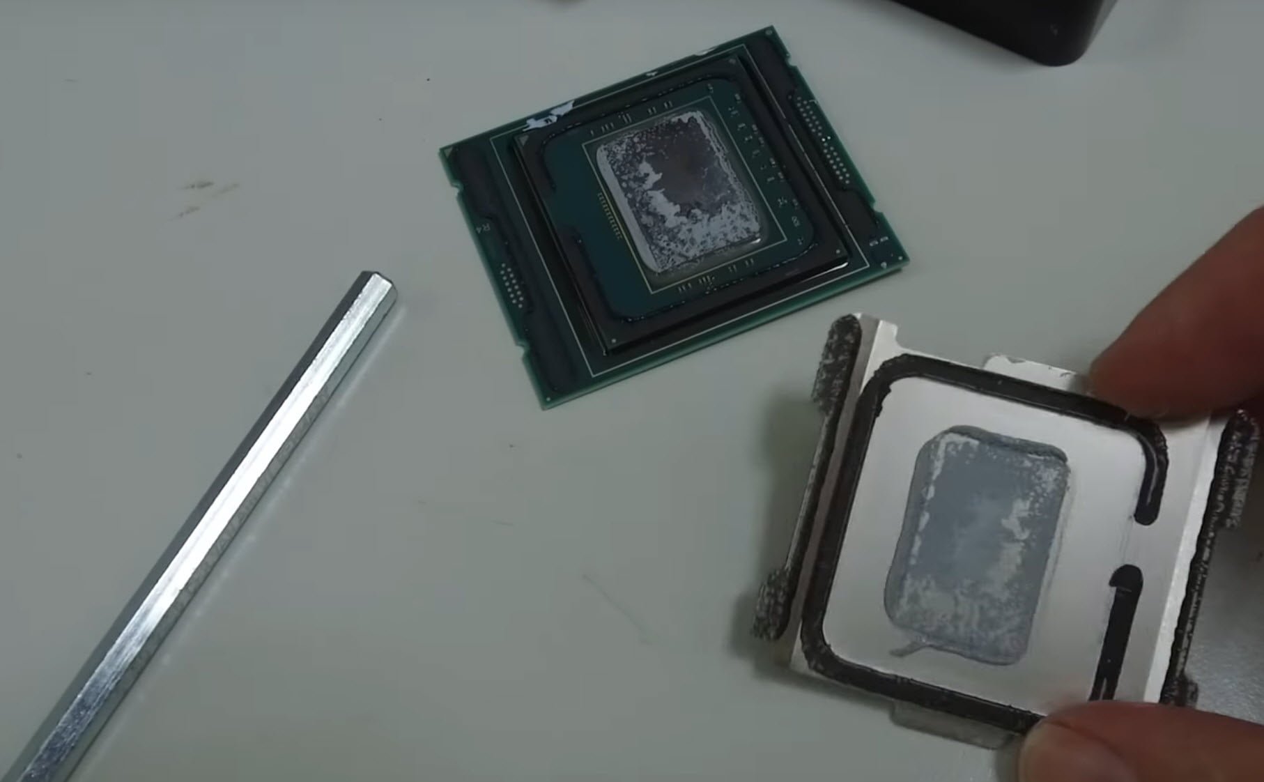 Intel Skylake-X De-lidded: Uses TIM, Not Solder